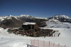 Il rifugio Camanel Di Planon all'arrivo della pista di gara